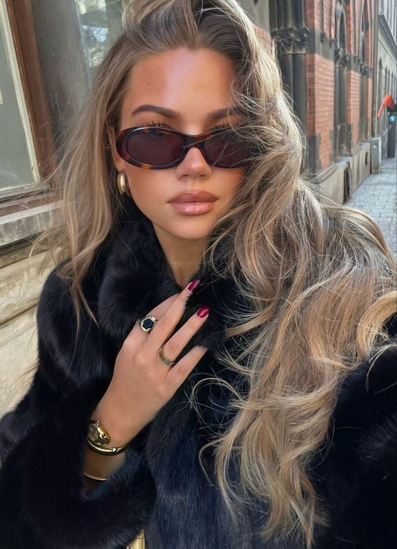 Vintage Allure Oval Sunglasses